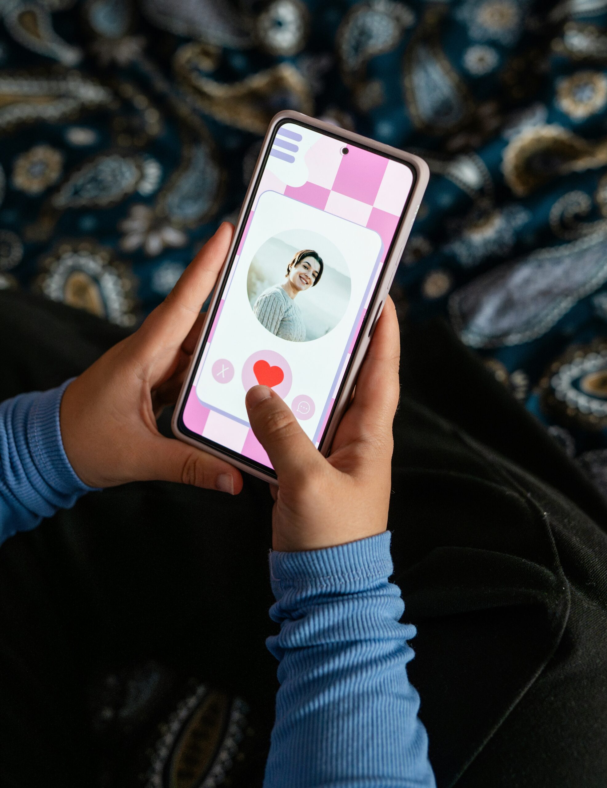 The Psychology Behind Profile Pictures: How to Stand Out Online